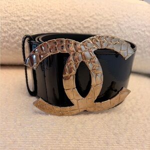 CHANEL Black Patent Belt with Textured Silver CC Buckle